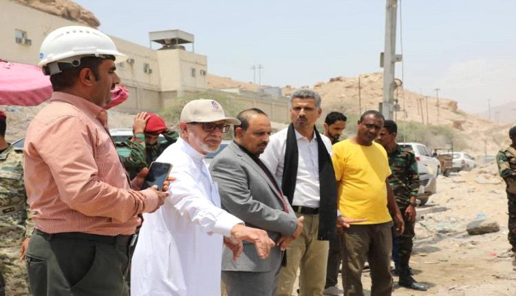 محافظ حضرموت يطلع على مستوى تنفيذ الأعمال الإنشائية لجسر المنورة ضمن مشروع خور المكلا المرحلة الثانية