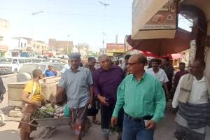 السلطة المحلية بزنجبار ومكتب الزراعة بأبين ينفذان حملة لضبط أسعار الخضروات والدجاج واللحوم