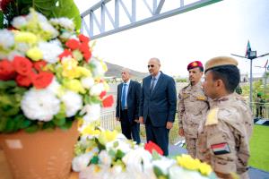 تكريمًا لتضحياته.. الرئيس الزُبيدي يزيح الستار عن النصب التذكاري للشهيد القائد منير 