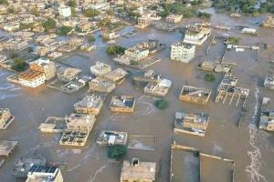 مقاطع من السيول الجارفة التي شهدتها محافظة عدن يوم السبت (فيديوهات)