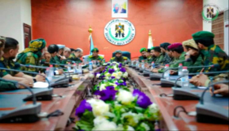 العميد الوالي يترأس اجتماعاً بقيادات الحزام الأمني ويشيد بالأداء المتميز في العرض العسكري