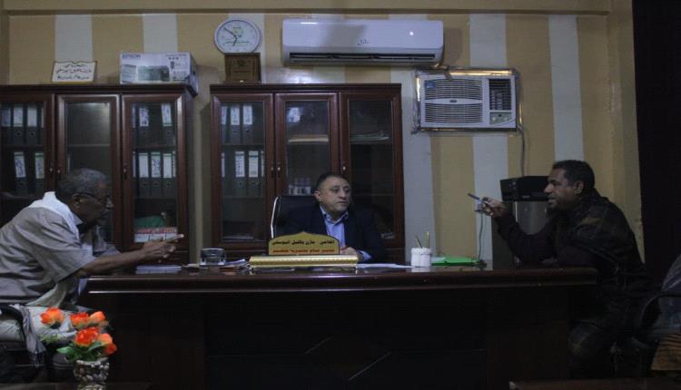 اجتماع هام لأمين عام المجلس المحلي في أبين يناقش معوقات إعادة تأهيل البنية التحتية للطرقات في خنفر ويوجه بدعم نادي خنفر