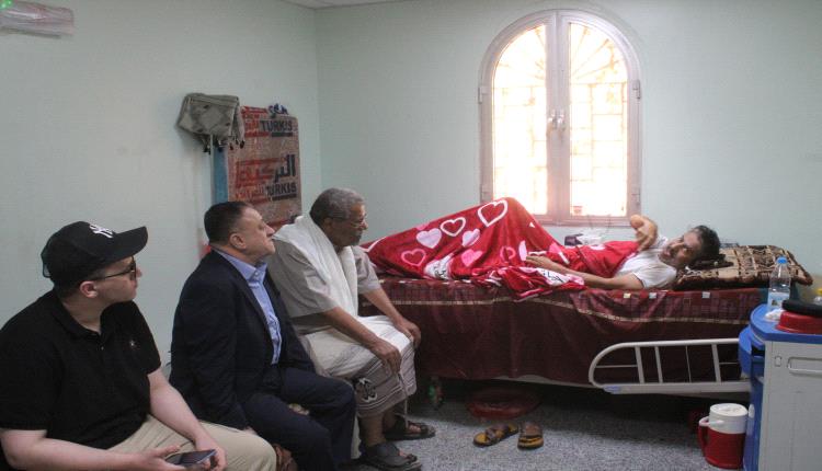 أمين عام المجلس المحلي ووكيل محافظة أبين يزوران مدير عام المصائد السمكية للاطمئنان على صحته بعد عملية جراحية ناجحة