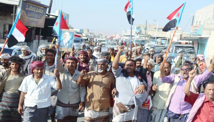 أبناء المحفد بأبين ينظّمون مسيرة جماهيرية تأييداً لتفويض القوات المسلحة الجنوبية في تحرير وادي حضرموت