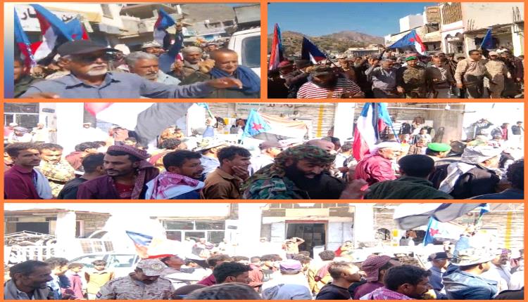 أبناء يافع رصد بأبين ينظّمون مسيرة جماهيرية تأييداً لتفويض القوات المسلحة الجنوبية في تحرير وادي حضرموت