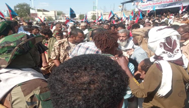 مسيرة حاشدة لأبناء أبين يباركون فيها للقيادة السياسية والعسكرية الانتصار العظيم في تحرير الوادي والصحراء