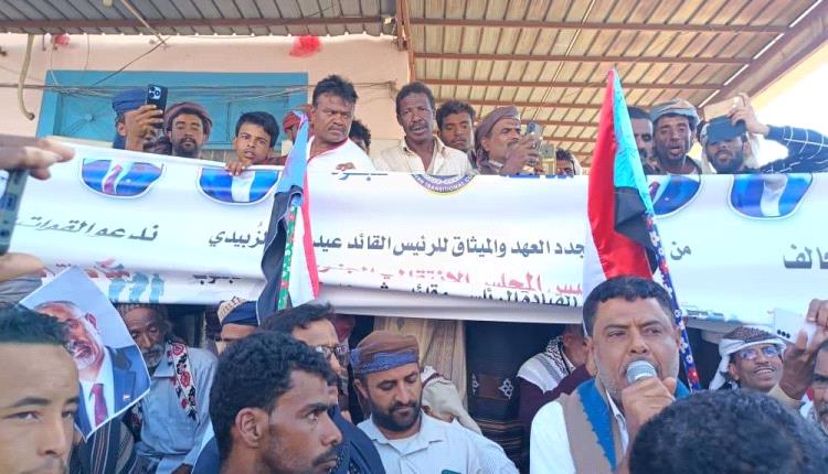 انتقالي ميفعة ينظم مسيرة جماهيرية احتفاءً بالانتصارات القوات الجنوبية في عارين ووادي حضرموت