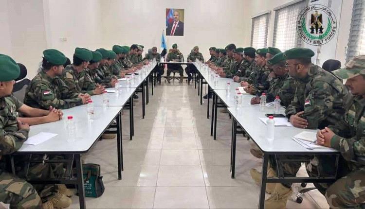 العميد الربيعي يترأس اجتماعًا بقيادات حزام العاصمة عدن ويشدّد على رفع الجاهزية واستدعاء كافة القوة