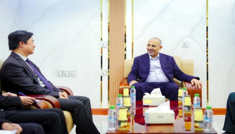 الرئيس الزُبيدي يبحث مع القائم بأعمال السفير الصيني تعزيز العلاقات الثنائية ودعم جهود التنمية