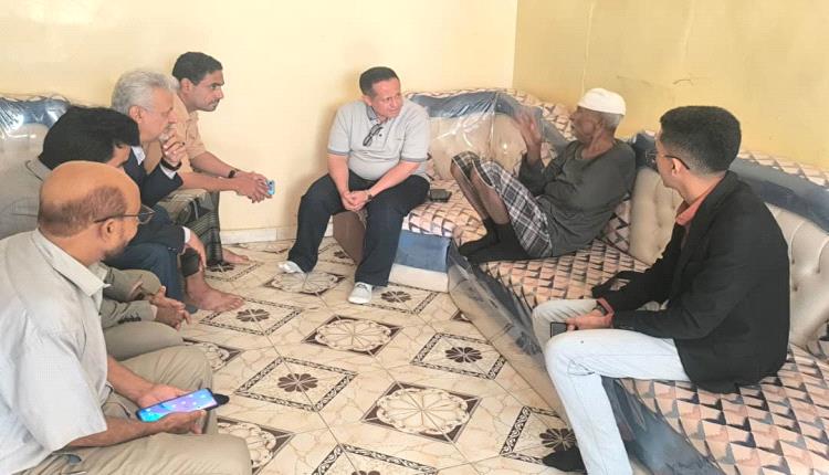 فريق التوجيه والرقابة الرئاسي ورئيس تنفيذية انتقالي لحج يزورا المناضل فضل مفتاح في منزله للاطمئنان على صحته