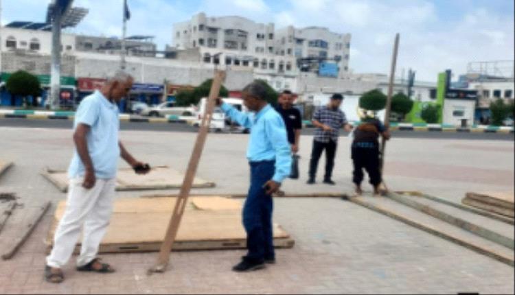 انتقالي عدن يبدأ نصب الخيام بساحة العروض استعدادًا للاعتصام المفتوح