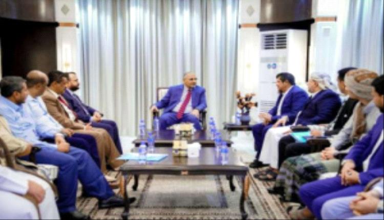 أبناء المهرة يهنئون الرئيس الزُبيدي بانتصارات القوات الجنوبية ويؤكدون وقوفهم خلفه