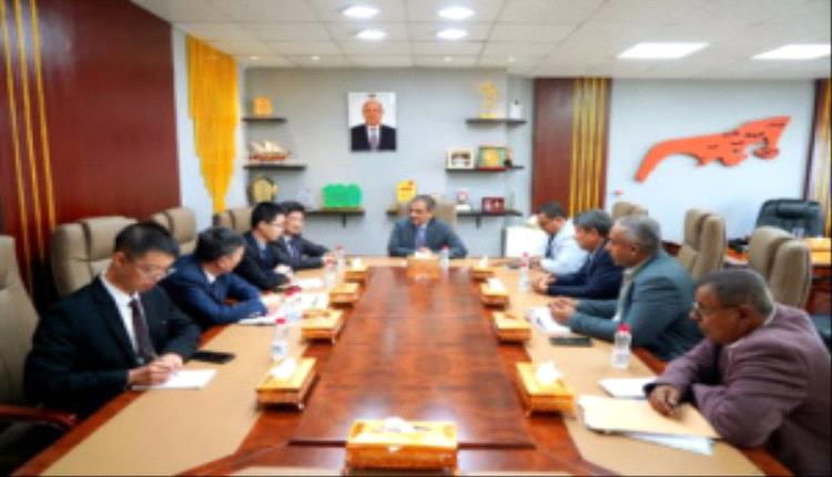 محافظ عدن يلتقي القائم بأعمال السفير الصيني لتعزيز التعاون التنموي