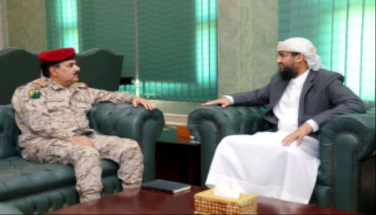 المحرّمي يلتقي وزير الدفاع ويؤكد على تعزيز جاهزية القوات المسلحة لمواجهة الحوثيين