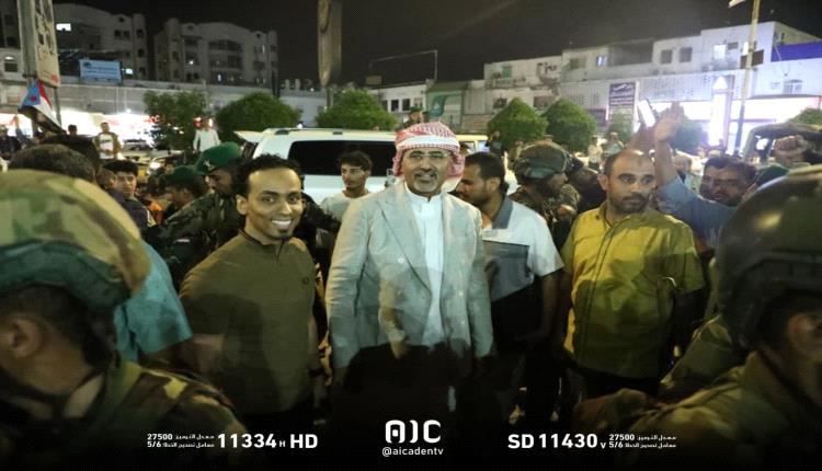 عاجل: الرئيس القائد الزُبيدي يصل ساحة العروض بخورمكسر في العاصمة عدن ويلتحم بجماهير الشعب الجنوبي