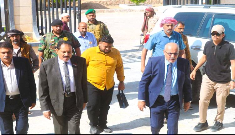 الكثيري يتفقد فرع البنك المركزي بسيئون