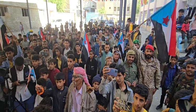 مسيرة جماهيرية في يهر تجدد التأييد لانتصارات حضرموت والمهرة وتطالب باعلان دولة الجنوب العربي