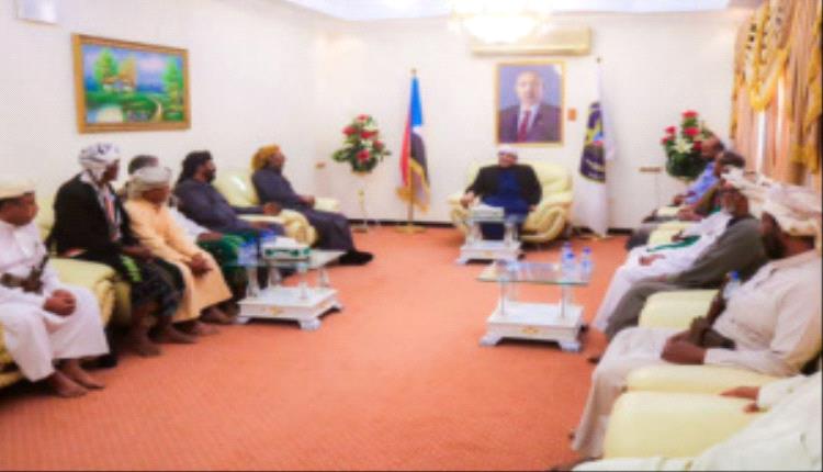 رئيس الجمعية الوطنية يلتقي وفدًا من قبيلة آل باوزير ويشيد بدورهم الوطني