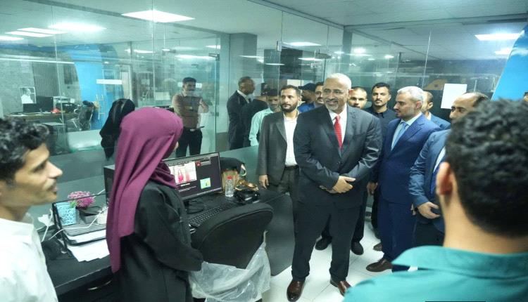 الرئيس الزُبيدي يتفقد سير العمل بقطاع الإذاعة والتلفزيون الجنوبي