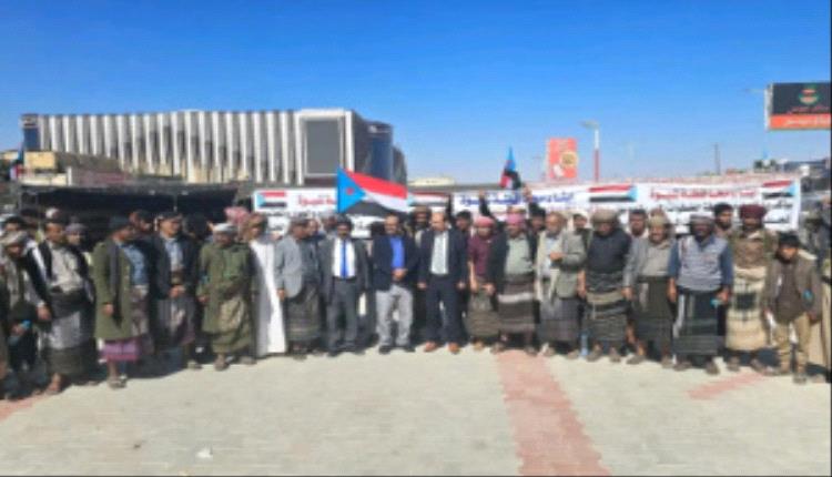 مخيم الاعتصام المفتوح في عتق يستقبل أكاديميي جامعة شبوة ومسؤولي السلطة المحلية