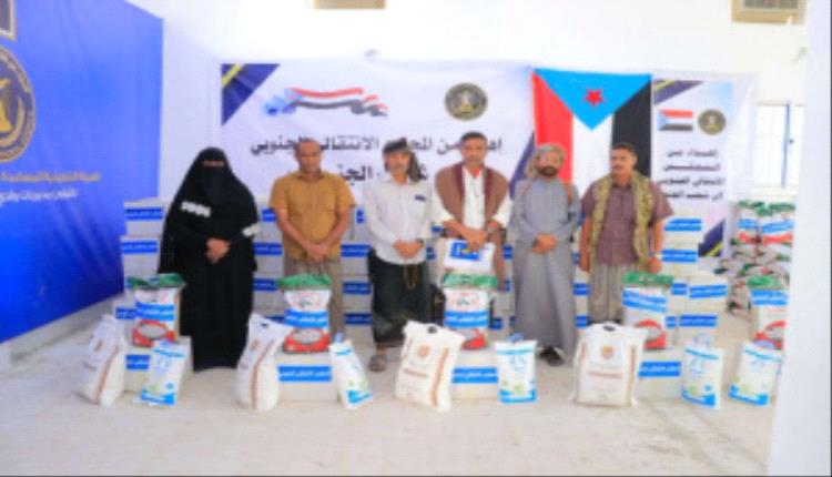 انتقالي وادي وصحراء حضرموت يوزع السلال الغذائية على الأسر الأشد احتياجًا