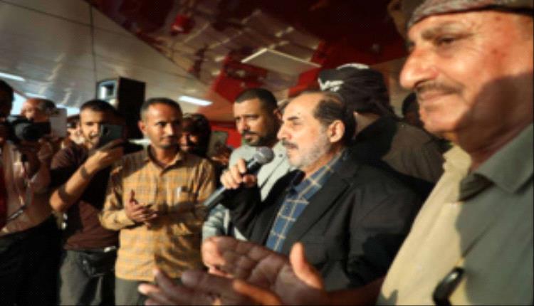 فريق التوجيه والرقابة الرئاسي يتفقد مخيم الاعتصام المفتوح بعدن ويؤكد دعم القيادة لتطلعات الجنوبيين