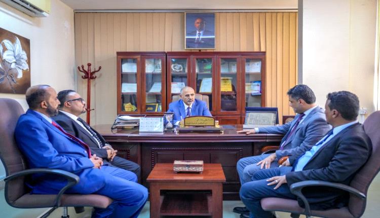 الرئيس  القائد عيدروس الزُبيدي يتفقد سير العمل بوزارة الإعلام والثقافة والسياحة