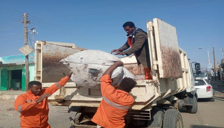 صندوق النظافة والتحسين بأحور ينفذ حملة لإزالة القمامة في الشارع العام وسوق النساء