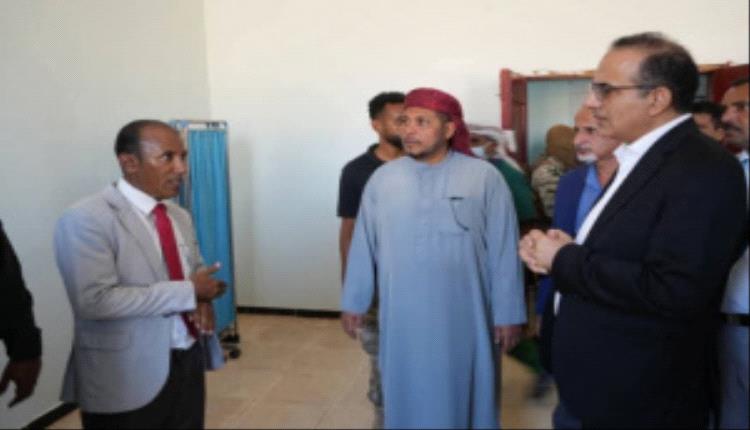 وزير الصحة ومحافظ سقطرى يتفقدان عدداً من المرافق الصحية في مديريتي قلنسية وحديبوه