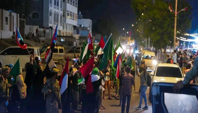 عدن تستقبل الوفد السعودي-الإماراتي بحشود ضخمة.. والجنوبيون يجددون مطلبهم: "استعادة الدولة أولًا"