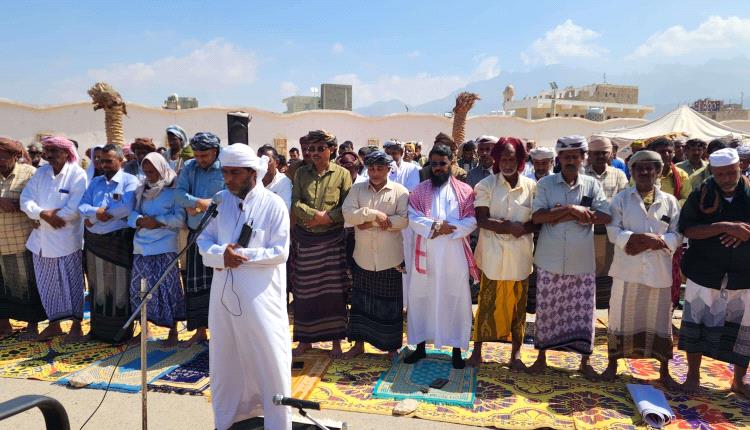 أبناء سقطرى يؤدّون صلاة جمعة "الوفاء للمشروع العربي" في ساحة الاعتصام بحضور قيادة الانتقالي