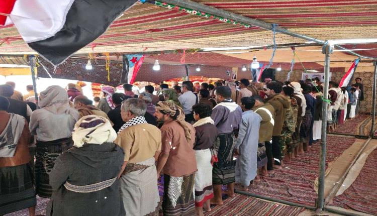 أبناء شبوة يؤدّون صلاة الجمعة في مخيم الاعتصام تحت شعار "الوفاء للمشروع العربي"