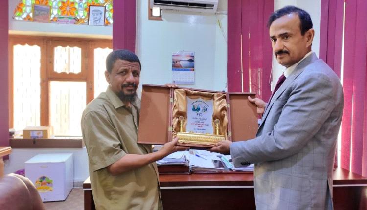 درع الوفاء والإنسانية للعام 2025م يُمنح لمحافظ شبوة عوض بن الوزير