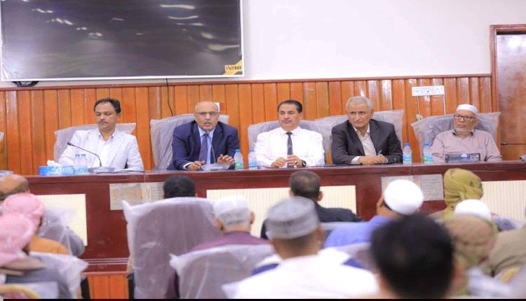 الكثيري يترأس لقاء موسعا بالمكتب التنفيذي وعقال الحارات والشخصيات الاجتماعية بسيئون