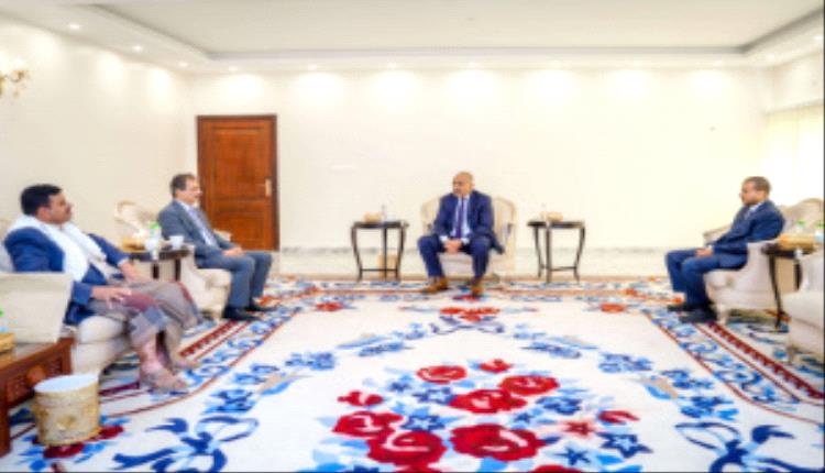 الرئيس الزُبيدي يطّلع على المخطط الإنشائي لمركز المؤتمرات والمعارض في شبوة ويؤكد أهمية الالتزام بالجودة