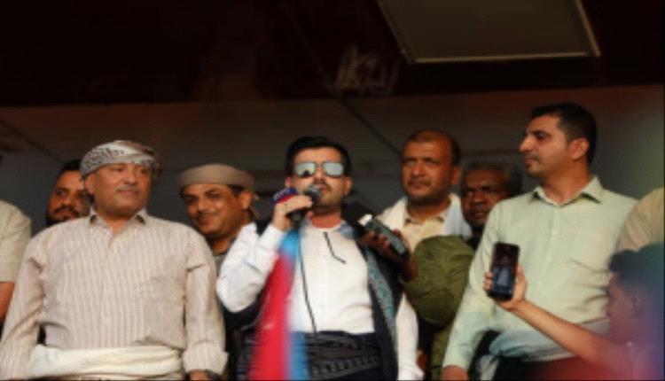 نائب وزير المياه والبيئة وعدد من نواب الحكومة يشاركون جماهير الجنوب في الاعتصام المفتوح بساحة العروض بعدن