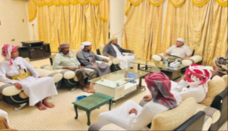 الكثيري يؤكد أهمية توحيد الصف خلال لقائه وجهاء قبيلة آل بلعبيد في سيئون