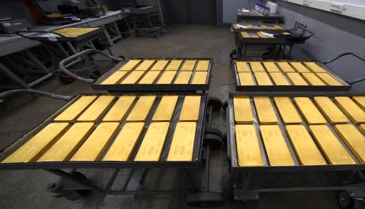 أسعار الذهب ترتفع مع تراجع الدولار واستقرار الفضة بعد مكاسب قياسية