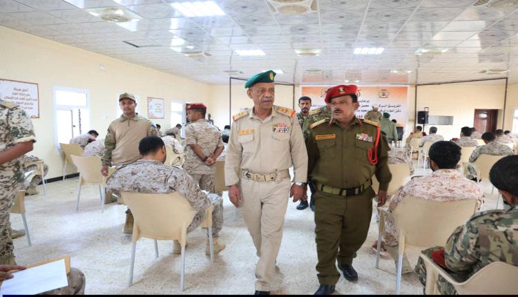 قائد المنطقة العسكرية الثانية يتفقد سير الامتحانات بدورة قادة السرايا في معهد الشهيد صالح أبوبكر بن حسينون لتدريب وتأهيل القادة بالمكلا