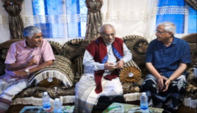 فريق الرقابة والتوجيه الرئاسي يزور المناضل الشيخ أحمد بامعلم للاطمئنان على صحته بالمكلا