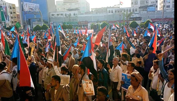 مخيم الاعتصام المفتوح بالعاصمة عدن يستقبل وفدا جماهيريا كبيرا من أبناء المسيمير الحواشب