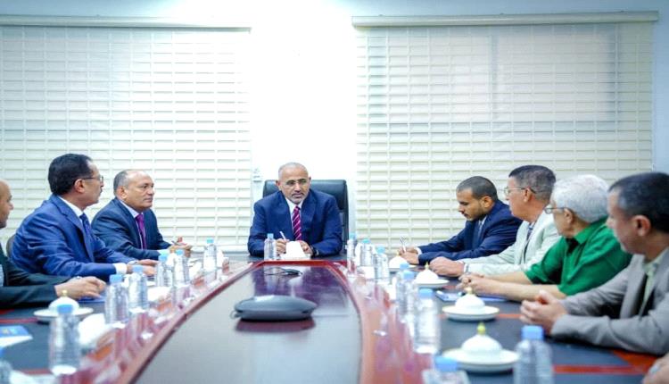 الرئيس الزُبيدي يتفقد سير العمل بوزارة الصناعة والتجارة
