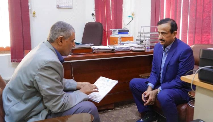 المحافظ بن الوزير يوجّه بدعم مؤسسة المياه بـ70 ألف دولار لتشغيل آبار جديدة بحقل الشبكة وتعزيز إمدادات مدينة عتق بالمياه