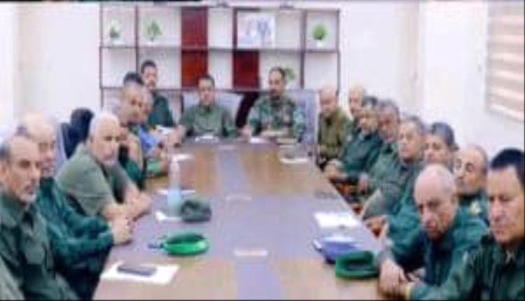 نائب مدير أمن عدن يناقش تعزيز الحملات الأمنية والتشديد على ضبط المخالفات