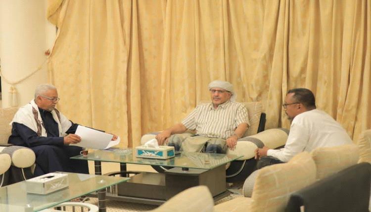 رئيس الجمعية الوطنية يناقش وضع الاستثمار بوادي وصحراء حضرموت