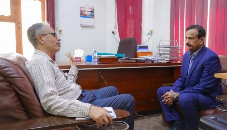 المحافظ بن الوزير يؤكد الحرص على تعزيز البنية التحتية وتحسين الخدمات لمدينة عتق.