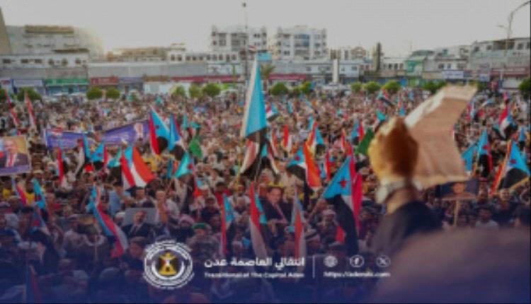 حشود جماهيرية غفيرة في ساحة الاعتصام المفتوح بخور مكسر بعدن في أجواء ثورية وحماسية