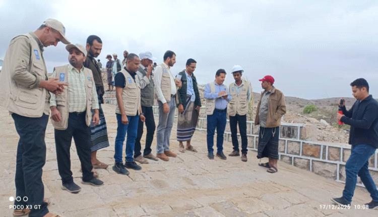 مدير عام المسيمير يشرف على توقيع محاضر الاستلام الإبتدائي لمقاولي الطرق الزراعية