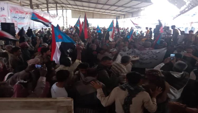تواصل توافد الحشود إلى ساحة اعتصام زنجبار للمطالبة بإعلان دولة الجنوب العربي