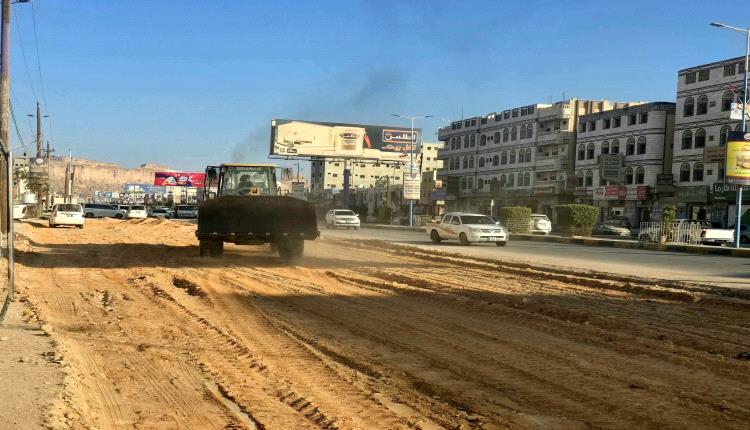 بتوجيهات المحافظ بن الوزير.. بدء تنفيذ المرحلة الأخيرة من توسعة وتأهيل شارع الشهيد قطن بمدينة عتق